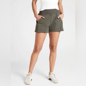 Athleta Trekker North Short Olive Green Size 6 Zipper Pockets, Stretch Waistband